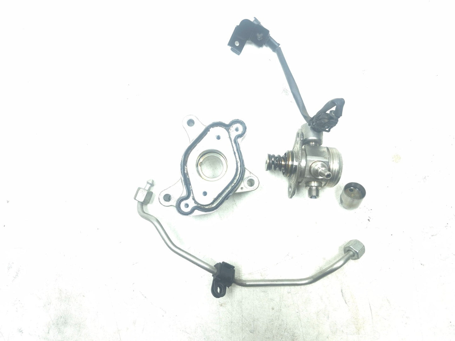 2012 Hyundai Sonata 2.4l High Pressure Fuel Pump W/ Pipe & Bracket OEM