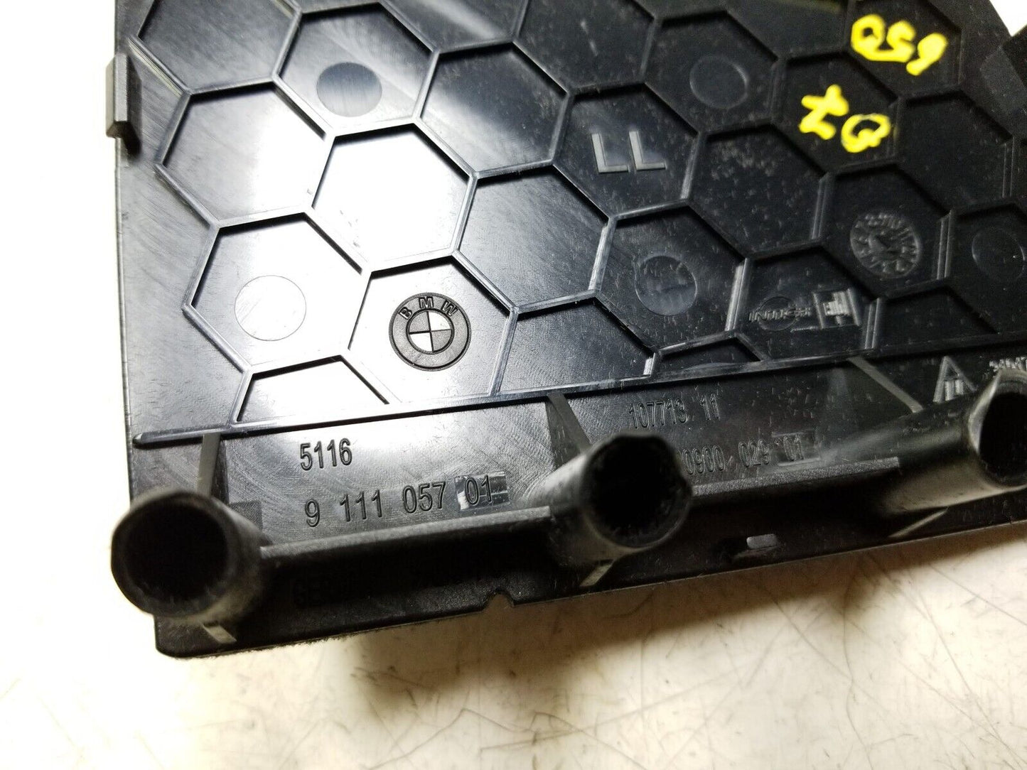 06 07 08 09 10 BMW 650i Centre Console Storage Compartment W/ Aux-in Socket OEM