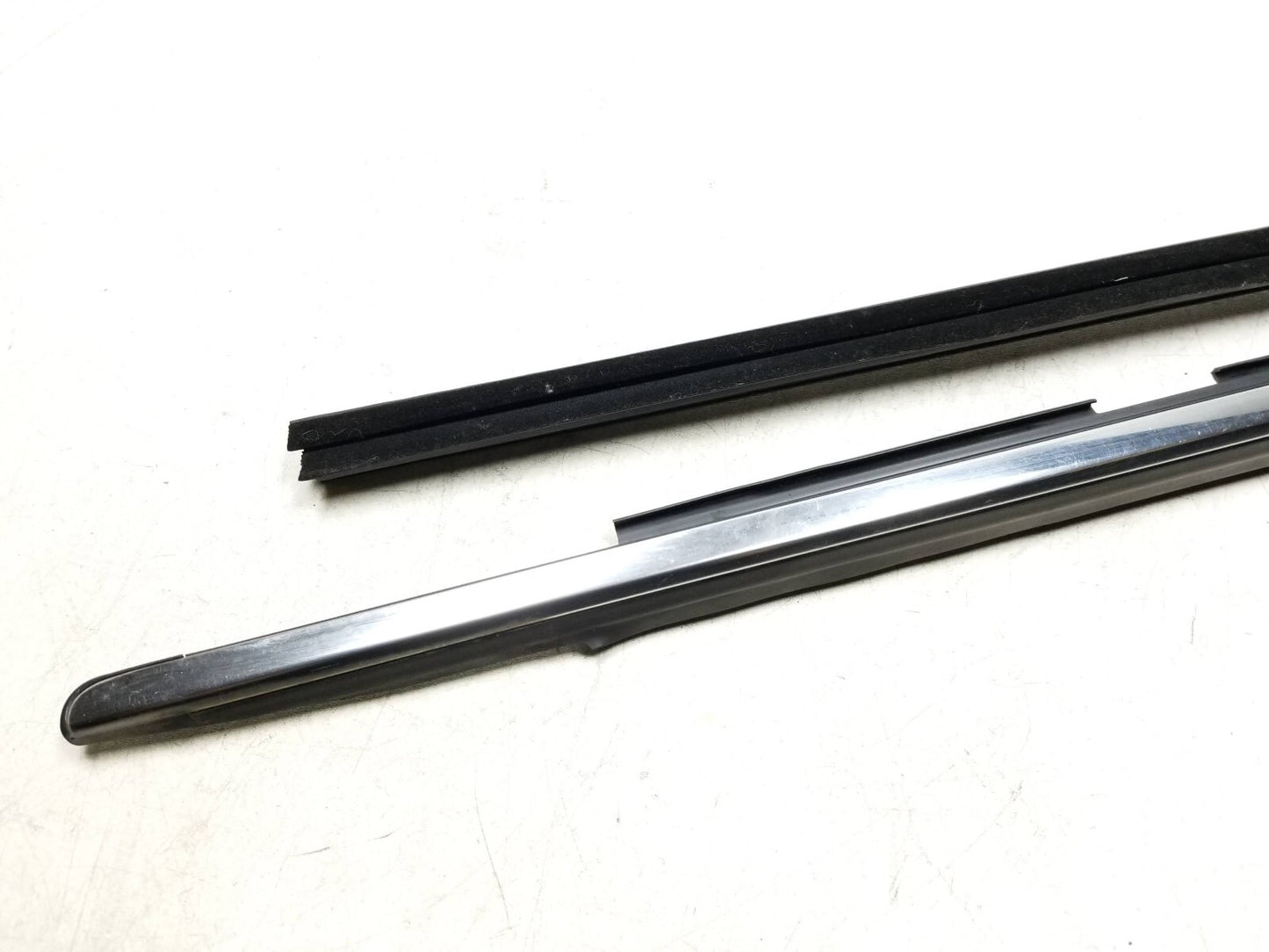 2013 Chrysler 200 Sedan Window Belt Seal Front Passenger Side Right 2pcs OEM