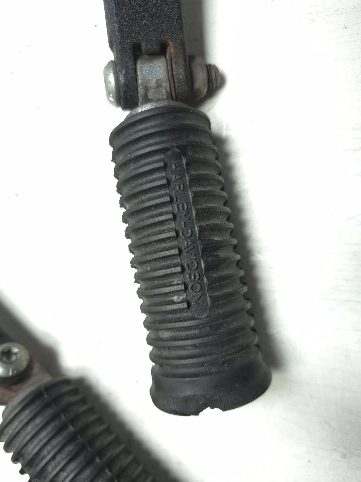 2008 Harley-davidson Dyna Fat Bob Fxdf Rear Foot Peg & Mount Bracket Lh & Rh OEM