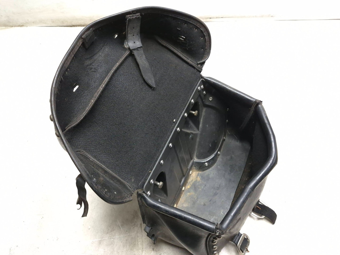 1997 Harley-davidson Sportster Xl883 Right Saddlebag Leather Saddlemen
