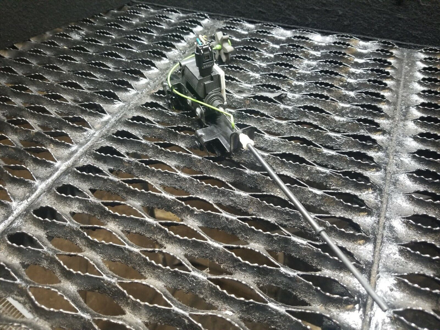 2006 2009 BMW 5er E60 525i 530i Fuel Tank Door Actuator Motor OEM