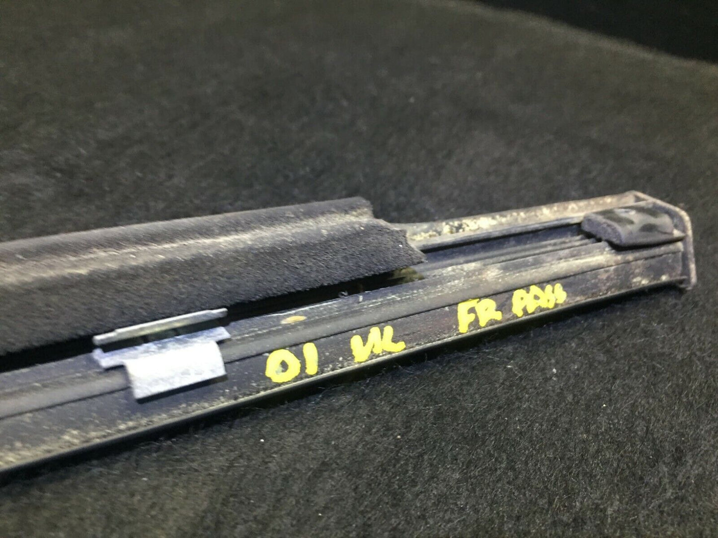 99 00 01 02 03 Mercedes W163 Front Pass Side Door Window Glass Molding OEM D34