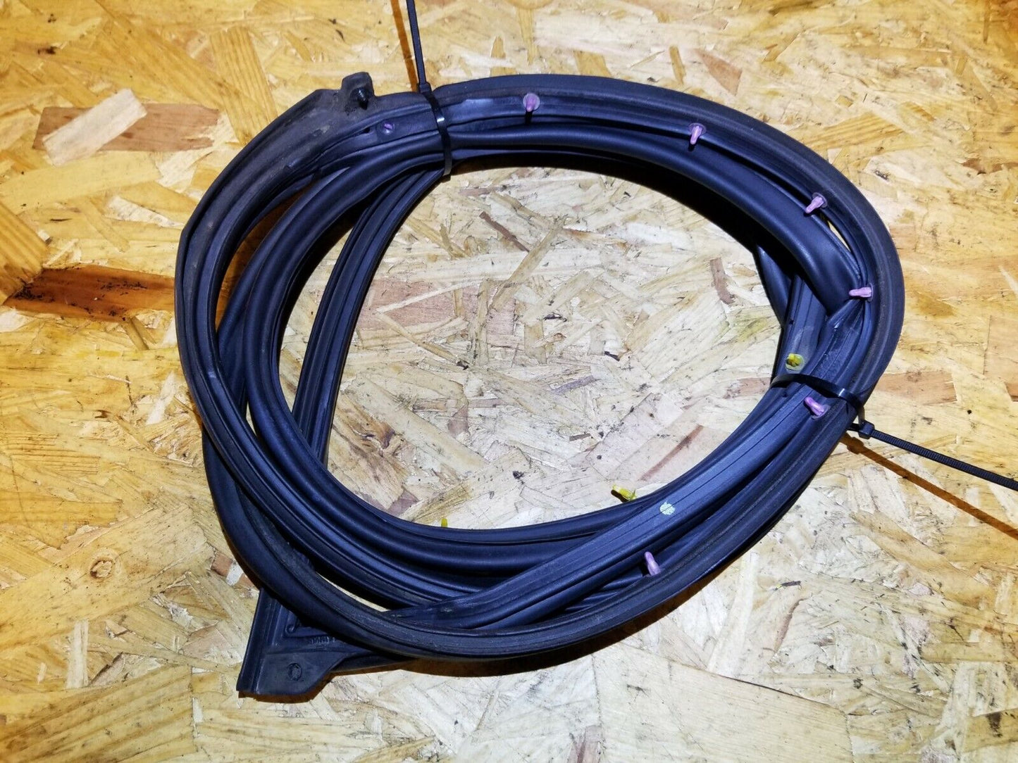 07 08 09 Hyundai Tucson Front Right Passenger Door Weatherstrip Seal OEM  89k