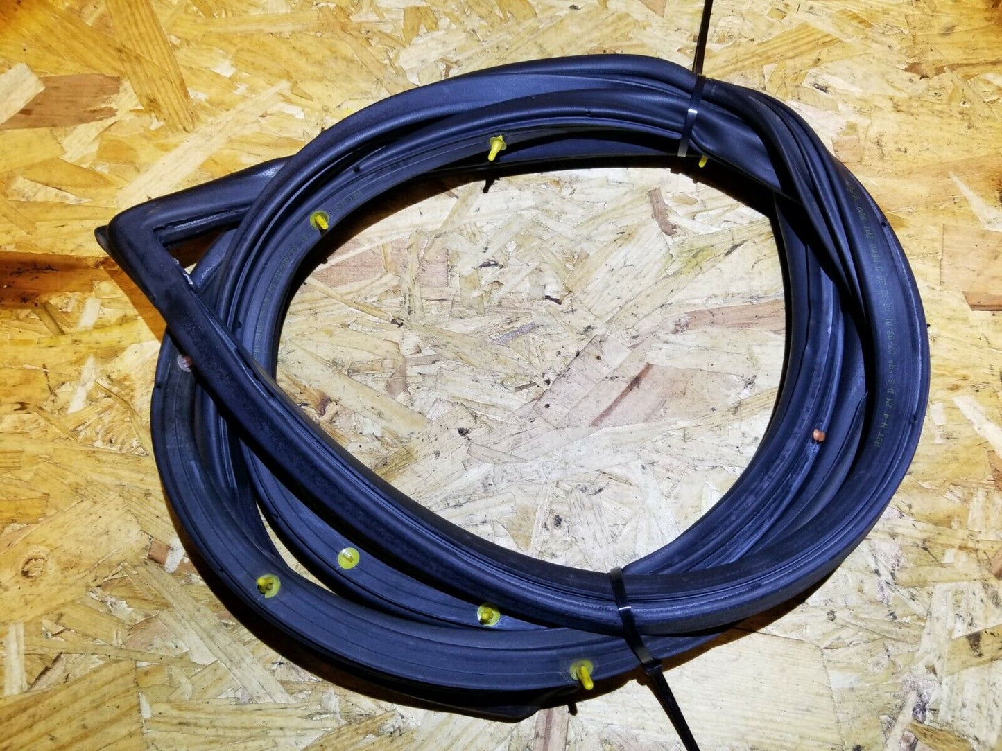 07 08 09 Hyundai Tucson Front Right Passenger Door Weatherstrip Seal OEM  89k