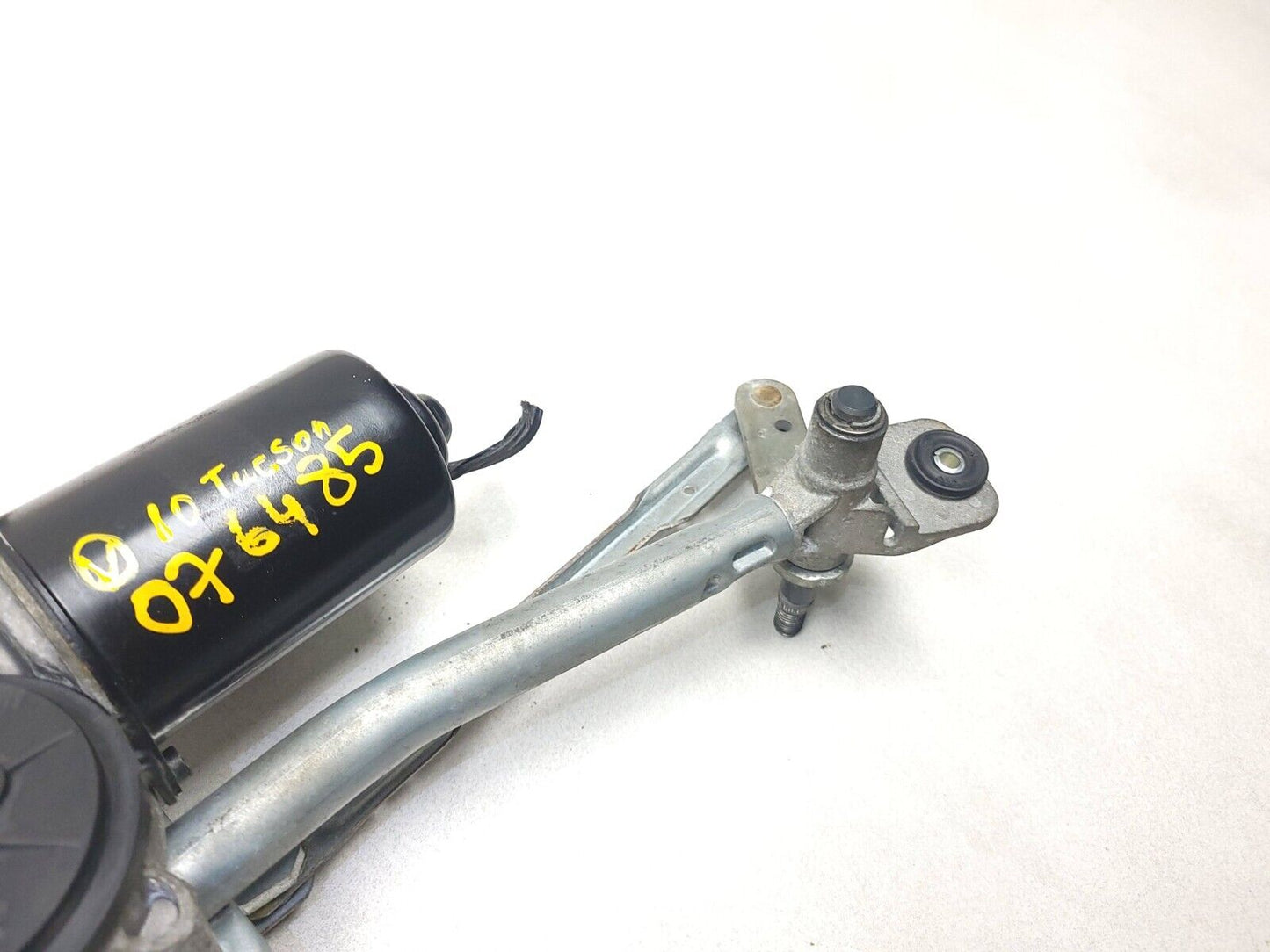 2010 - 2015 Hyundai Tucson Windshield Wiper Motor W/ Linkage OEM
