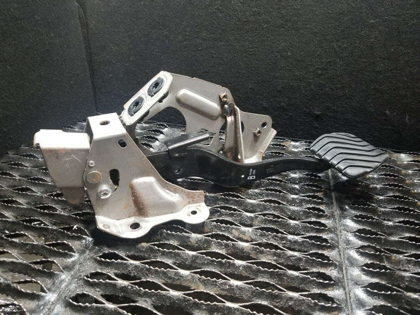 16 17 18 19 Nissan Rogue Brake Pedal OEM