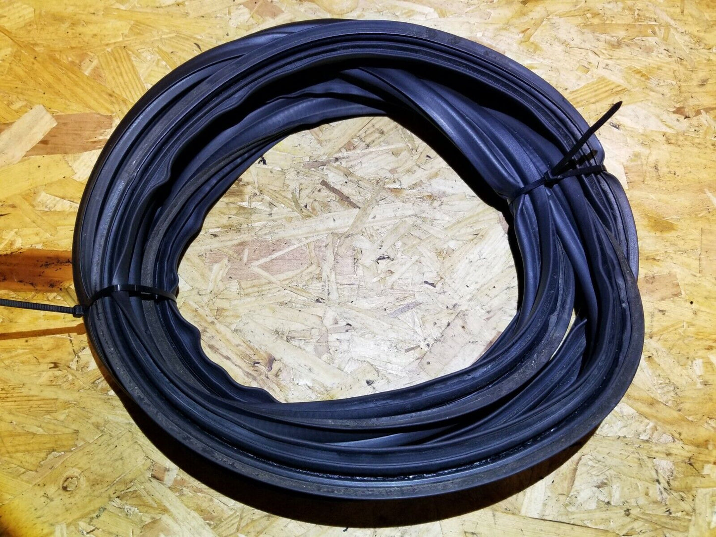 07 08 09 Hyundai Tucson Rear Trunk Tailgate Weatherstrip Seal OEM 89k