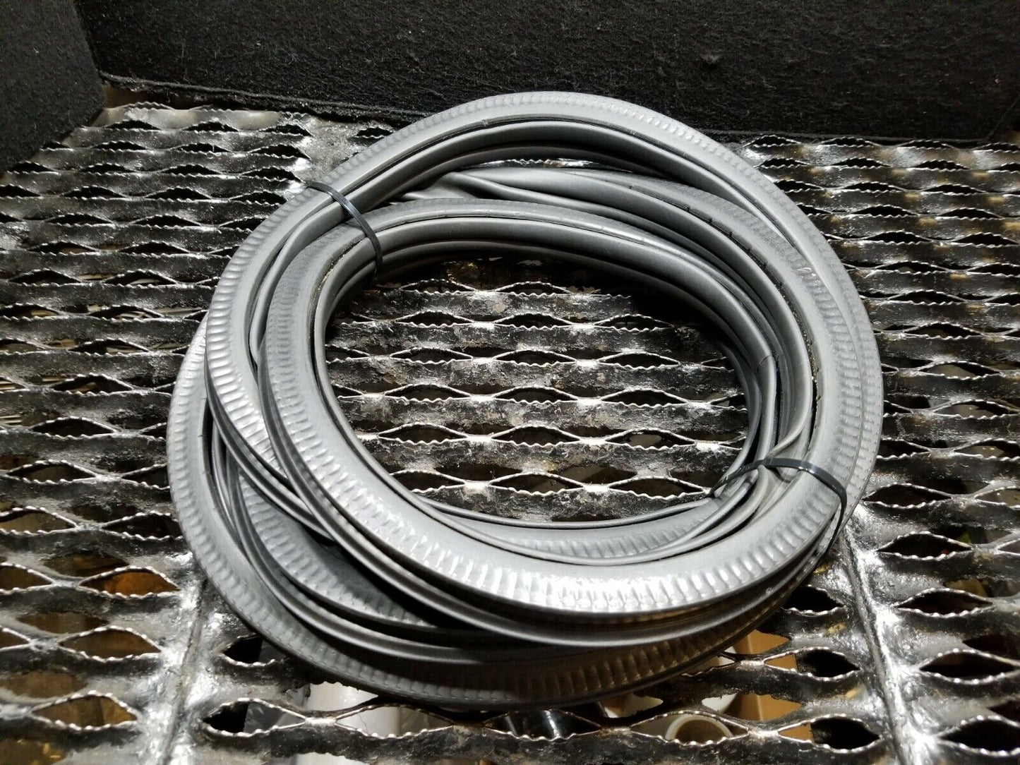10 11 12 13 14 VW Passat Front Passenger Side Door Weatherstrip Seal OEM 41k