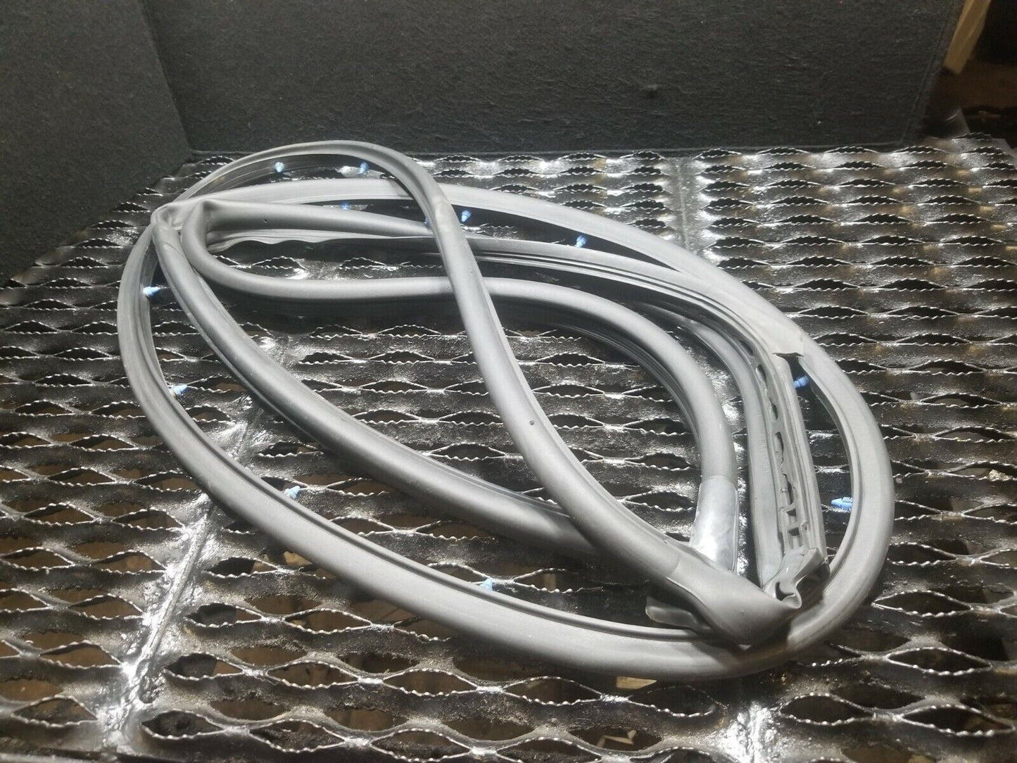 14 2014 Dodge Grand Caravan Front Right Pass Door Outer Weatherstrip Seal OEM