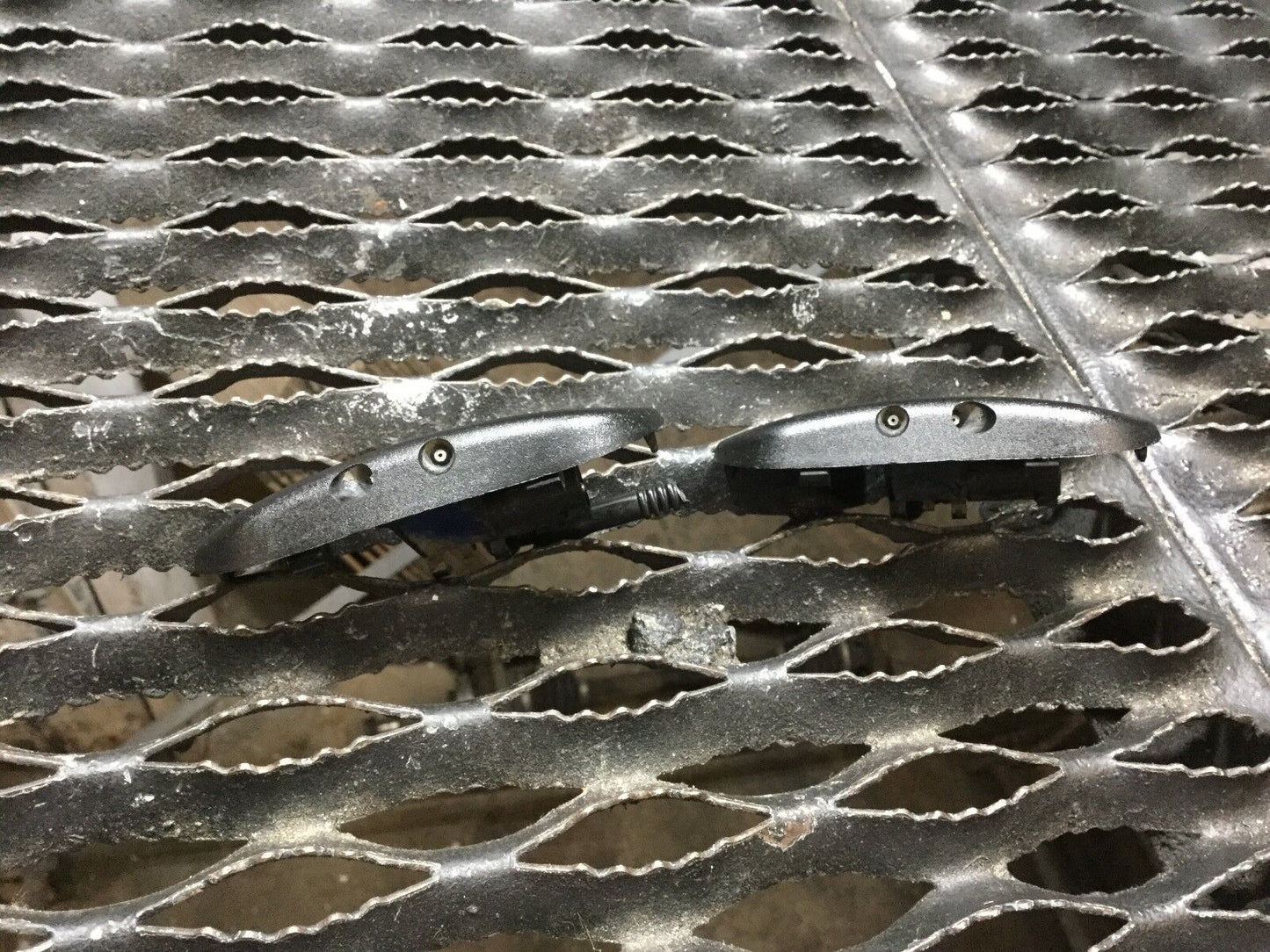 05 06 07 08 Audi A4 Right Or Left Washer Sprayer Nozzle OEM Per Each 1pc