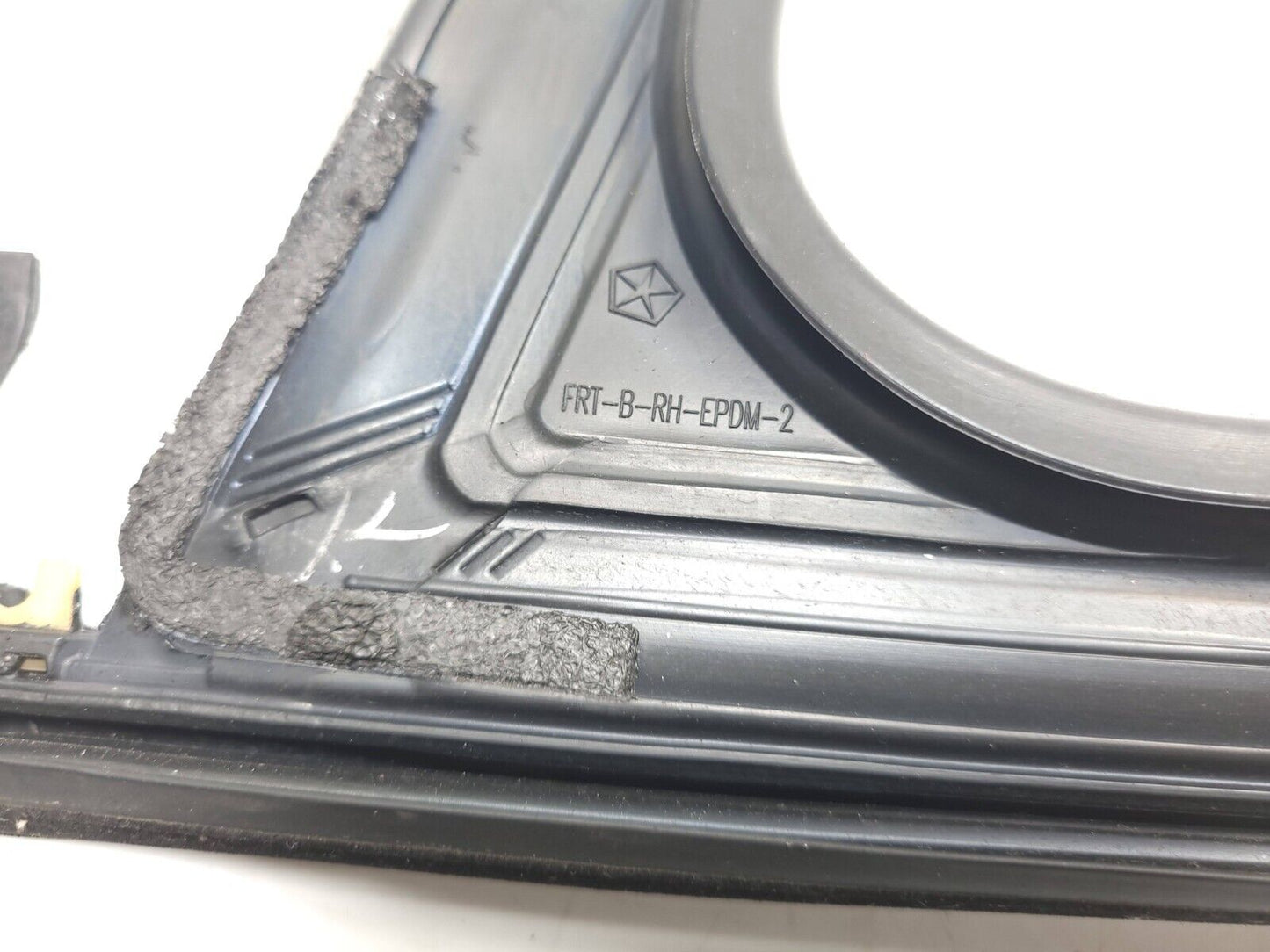 14 15 16 17 18 Jeep Cherokee Door Window Frame Seal Front Right Pass Side OEM