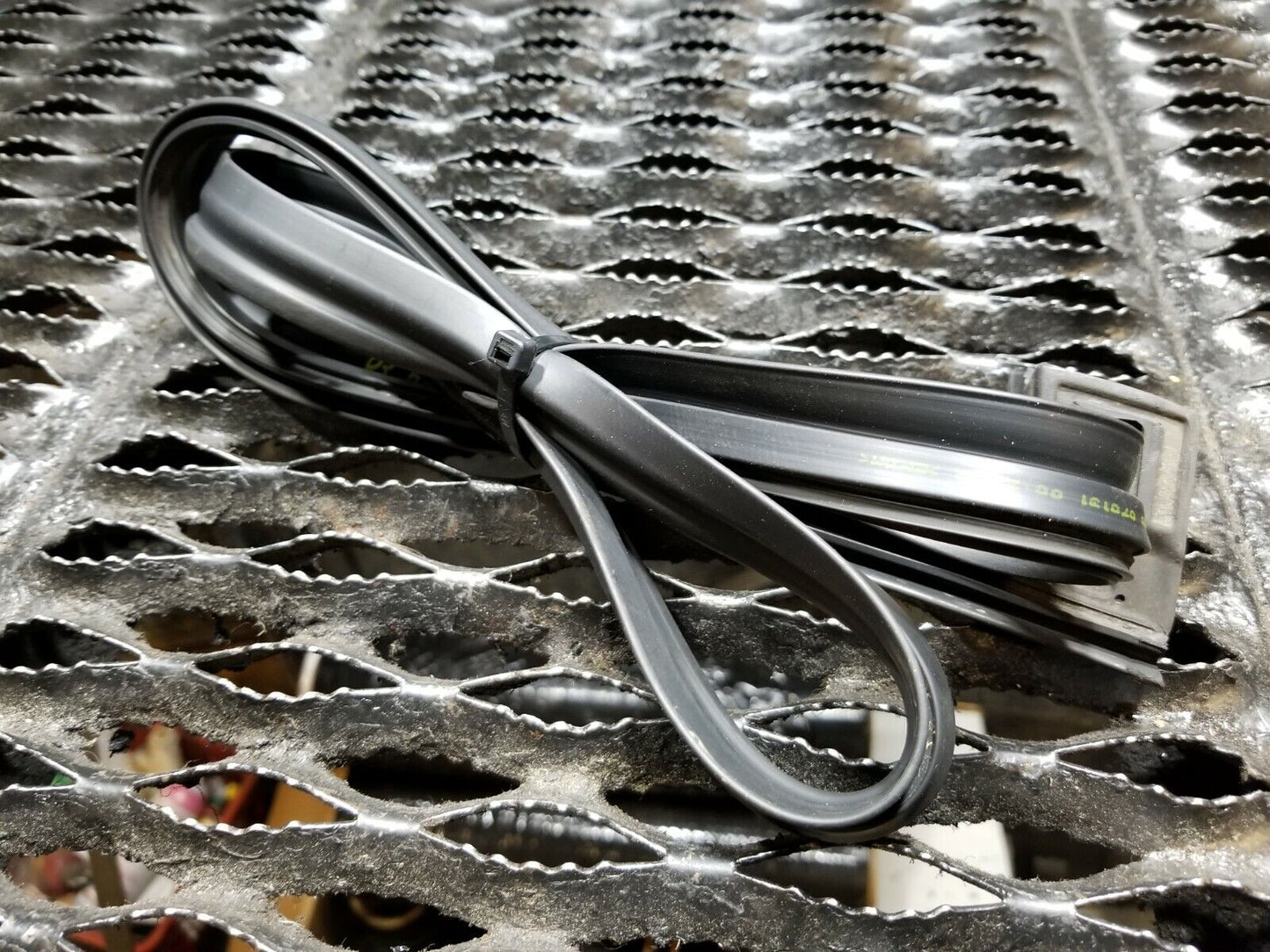 06 07 08 09 10 11 Hyundai Azera Front Right Pass Side Door Weaterstrip Seal OEM