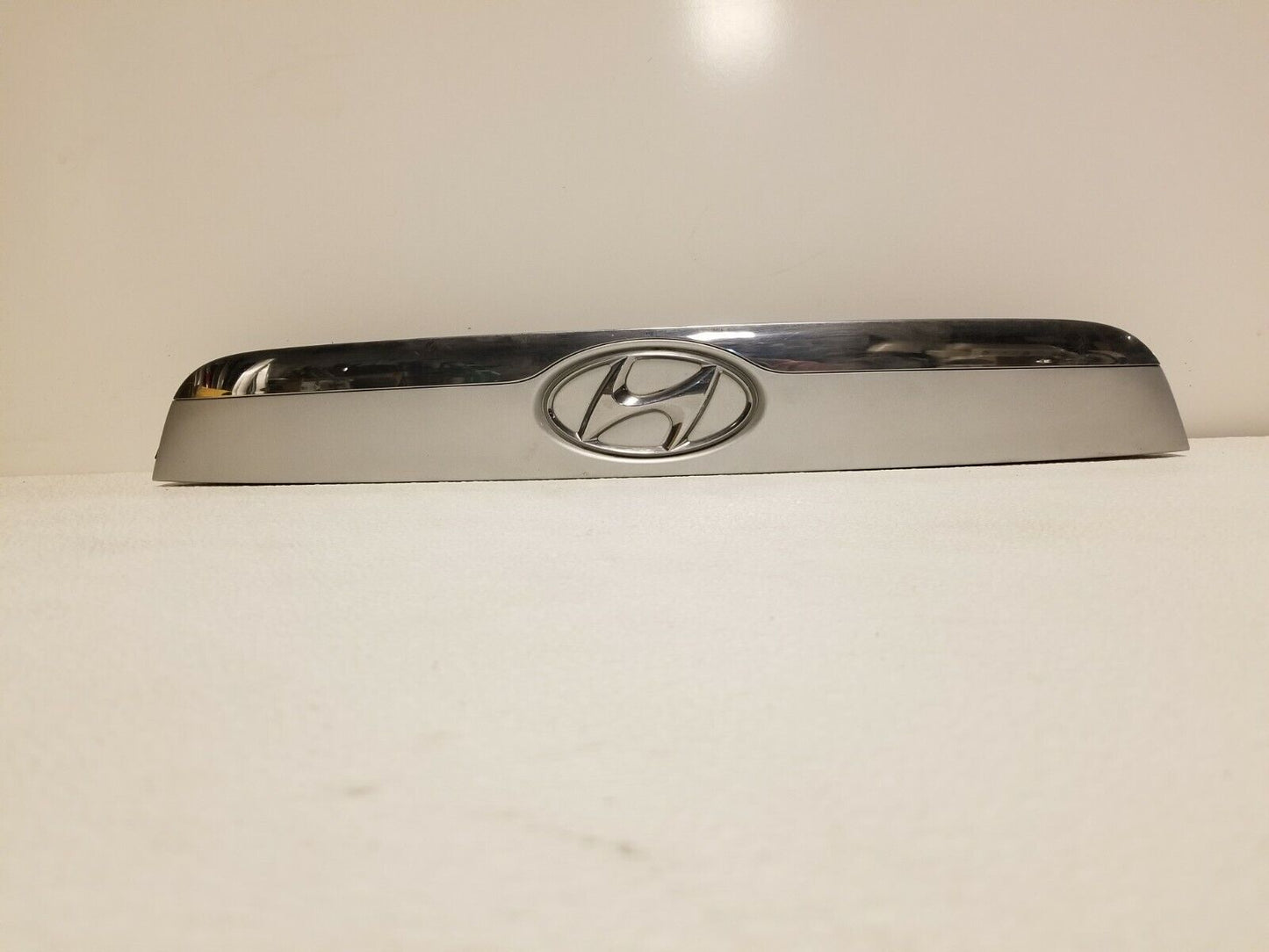 07 08 09 10 11 12 Hyundai Veracruz Trunk Lid Molding License Plate Light OEM