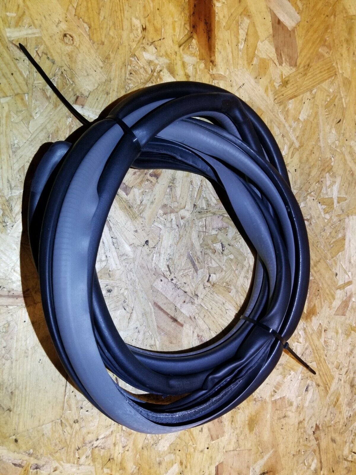 07 08 09 Hyundai Tucson Rear Right Pass Side Door Weatherstrip Seal OEM 89k