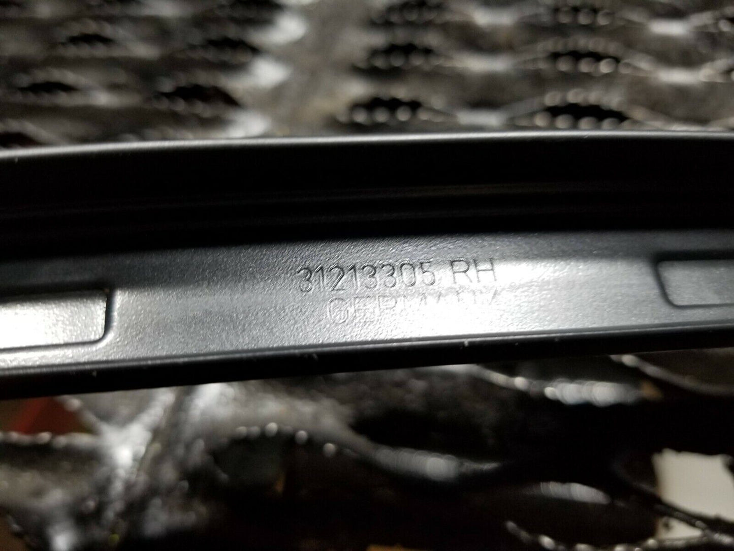 06 07 08 09 10 11 Volvo S40 Front Right Pass Door Aplique Trim Pillar OEM