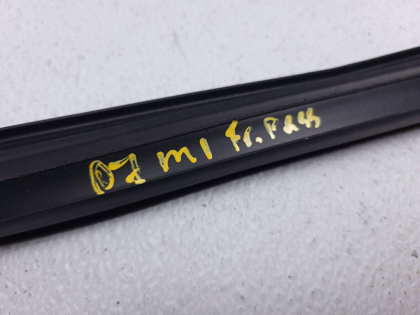 06 07 08 09 10 11 Mercedes Ml500 Door Weatherstrip Seal Front Right Pass OEM