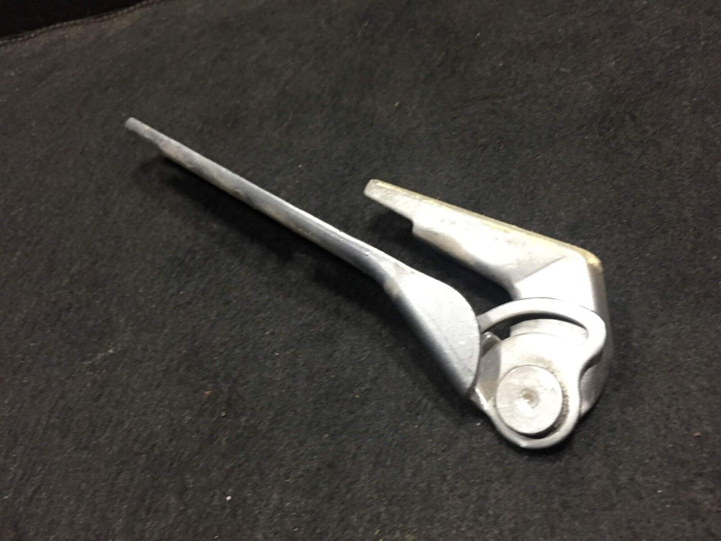 02 03 04 05 Volkswagen Passat Hood Hinge / Left Driver Side OEM D23