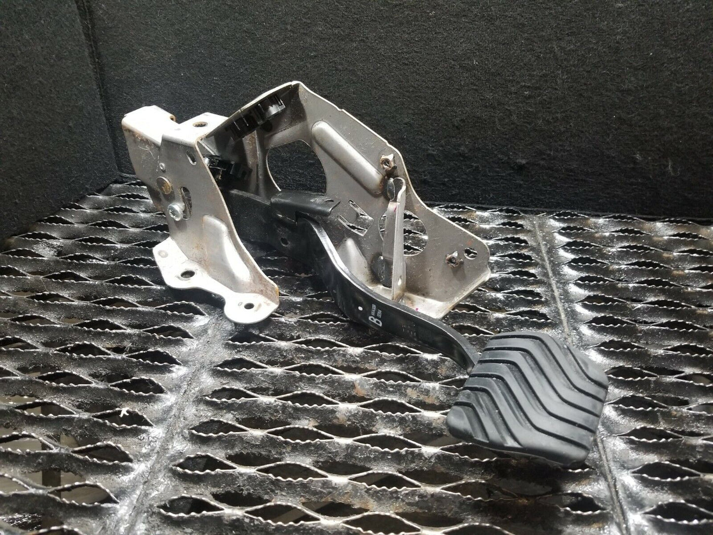 16 17 18 19 Nissan Rogue Brake Pedal OEM