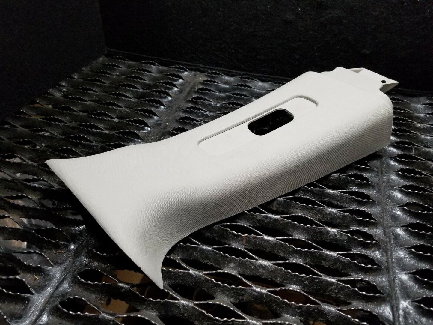 05 06 07 Dodge Magnum Right Passenger Side B Pillar Upper Trim Cover OEM