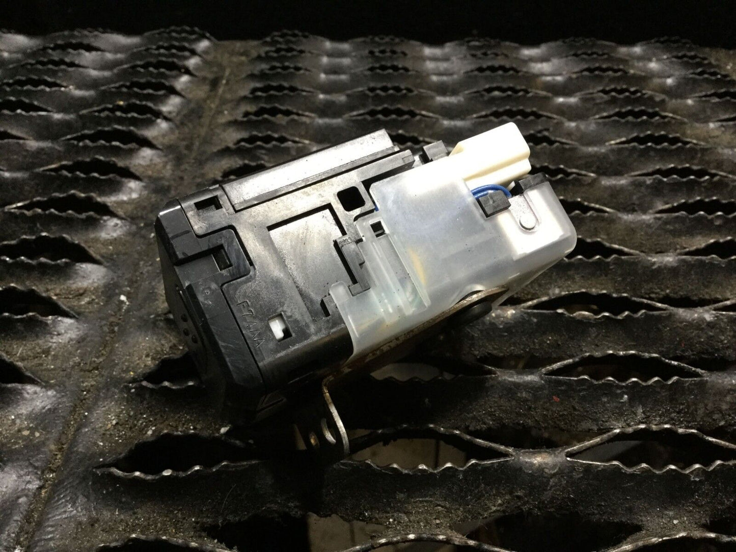 04 05 06 07 08 09 Toyota Priusignition Key Starter Switch Slot 6263990-00 OEM