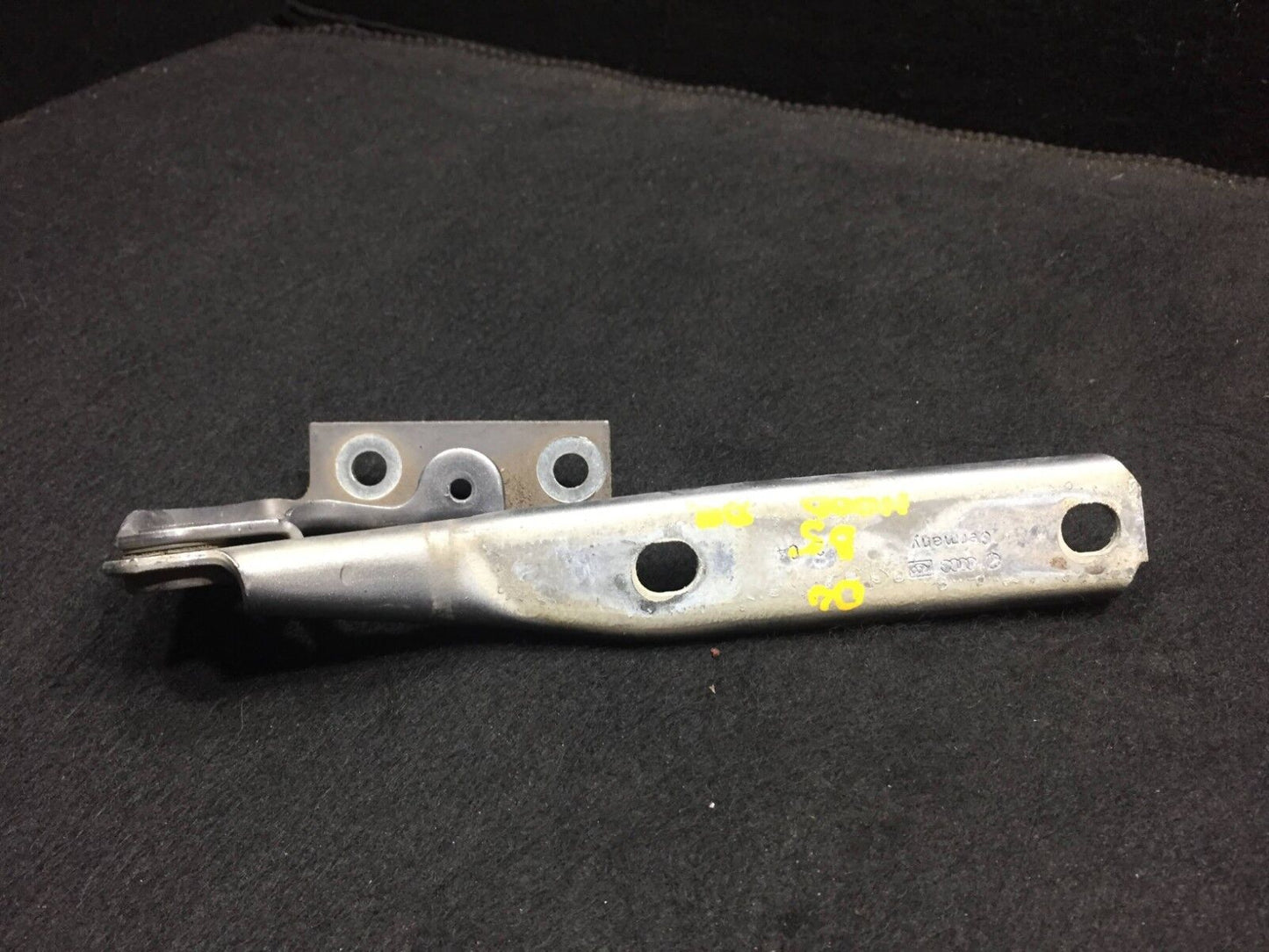 02 03 04 05 Volkswagen Passat Hood Hinge / Left Driver Side OEM D23