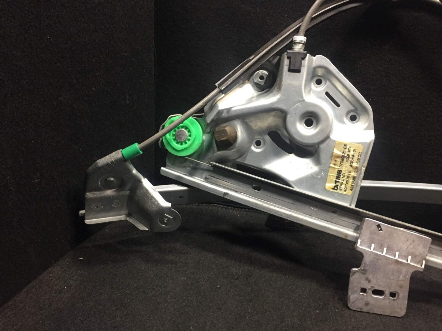 03 04 05 06 07 Cadillac CTS Driver Left Front Window Regulator. No Motor.oem D25