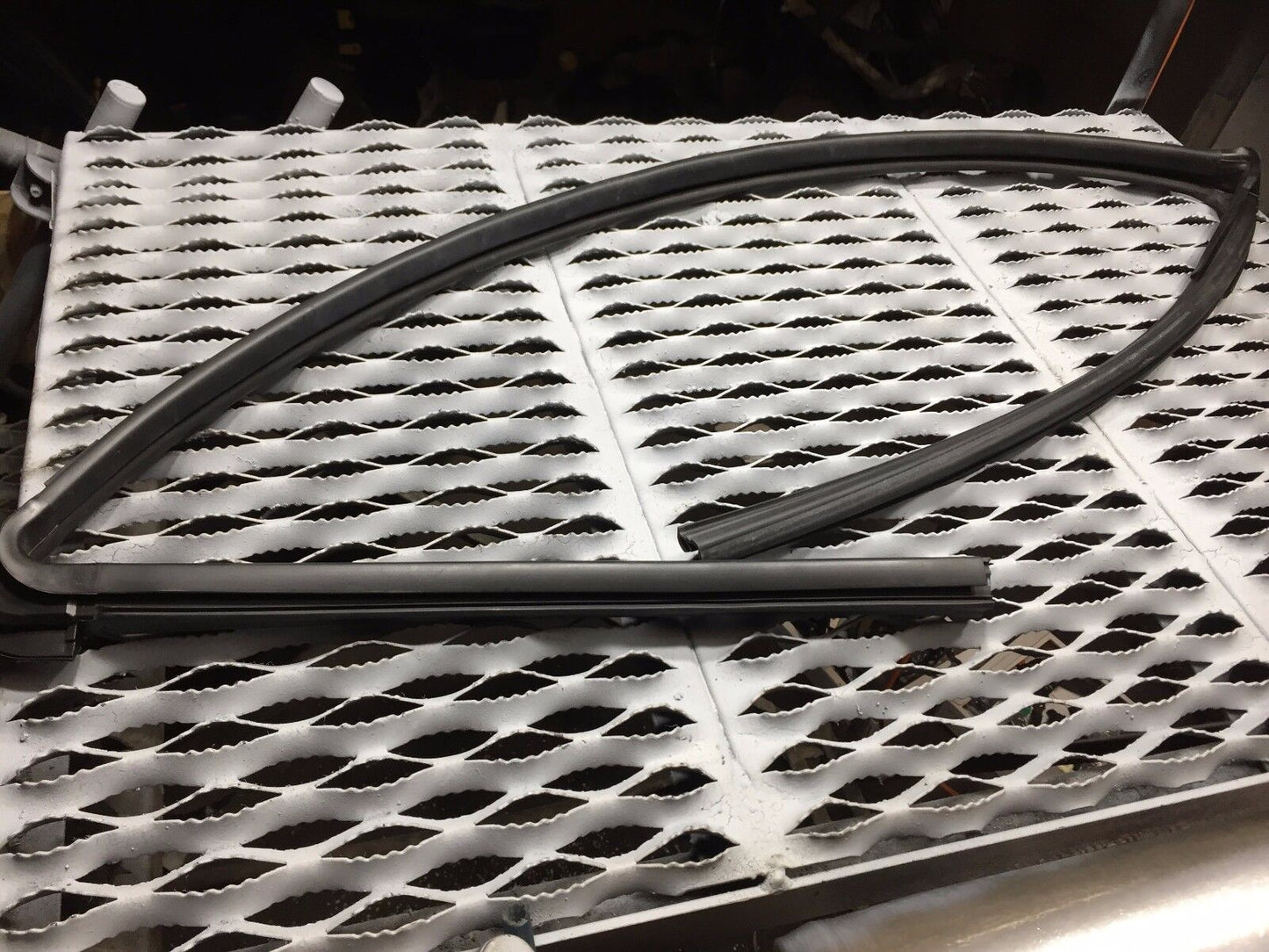 14 15 16 17 Nissan Versa Sdn Front Left Driver Door Glass Seal OEM