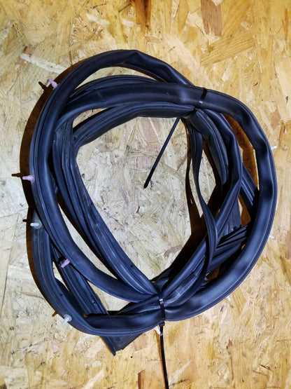 07 08 09 Hyundai Tucson Rear Left Driver Door Weatherstrip Seal OEM 89k