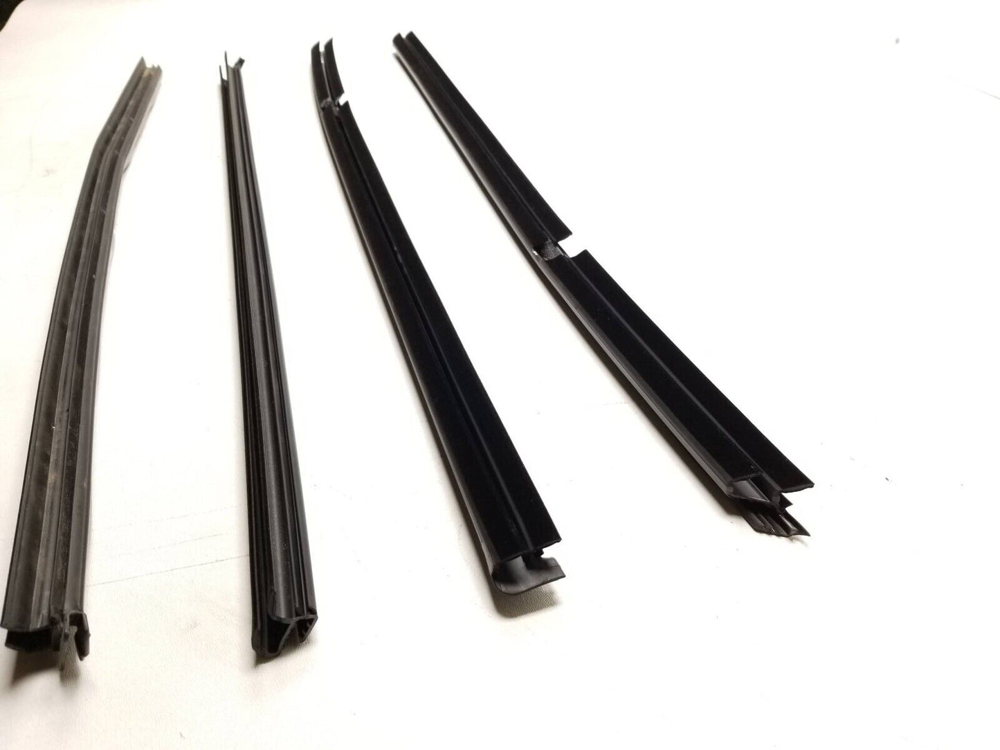 18 19 20 21 Chevrolet Equinox Door Window Weatherstrip Slot Seal 4pcs OEM