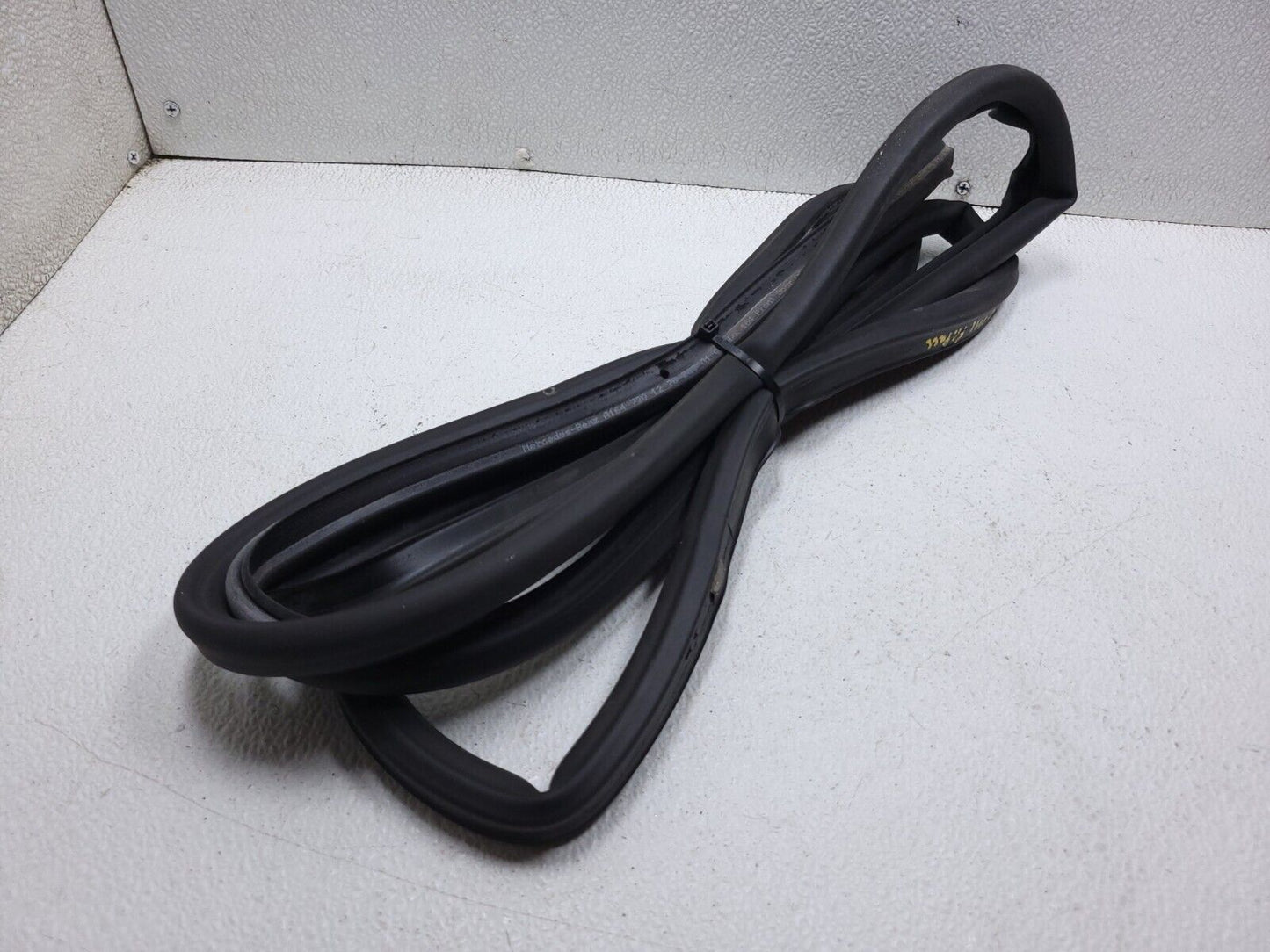 06 07 08 09 10 11 Mercedes Ml500 Door Weatherstrip Seal Front Right Pass OEM