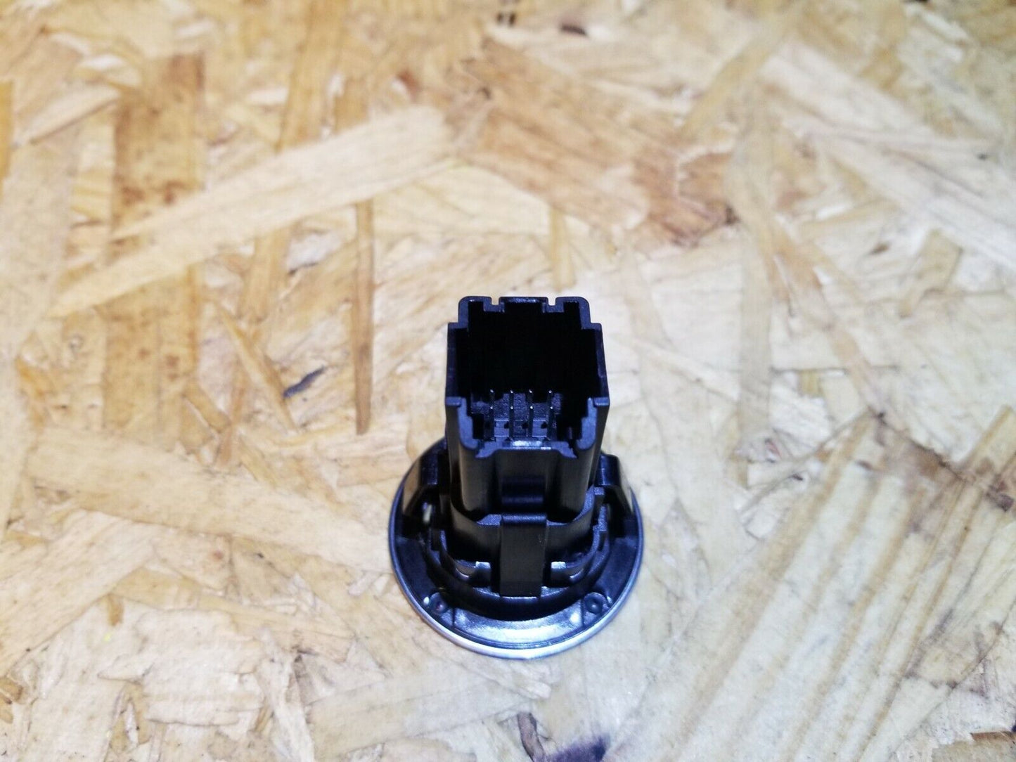 16 17 18 19 Chevrolet Malibu Engine Start / Stop Ignition Button  23122462 OEM