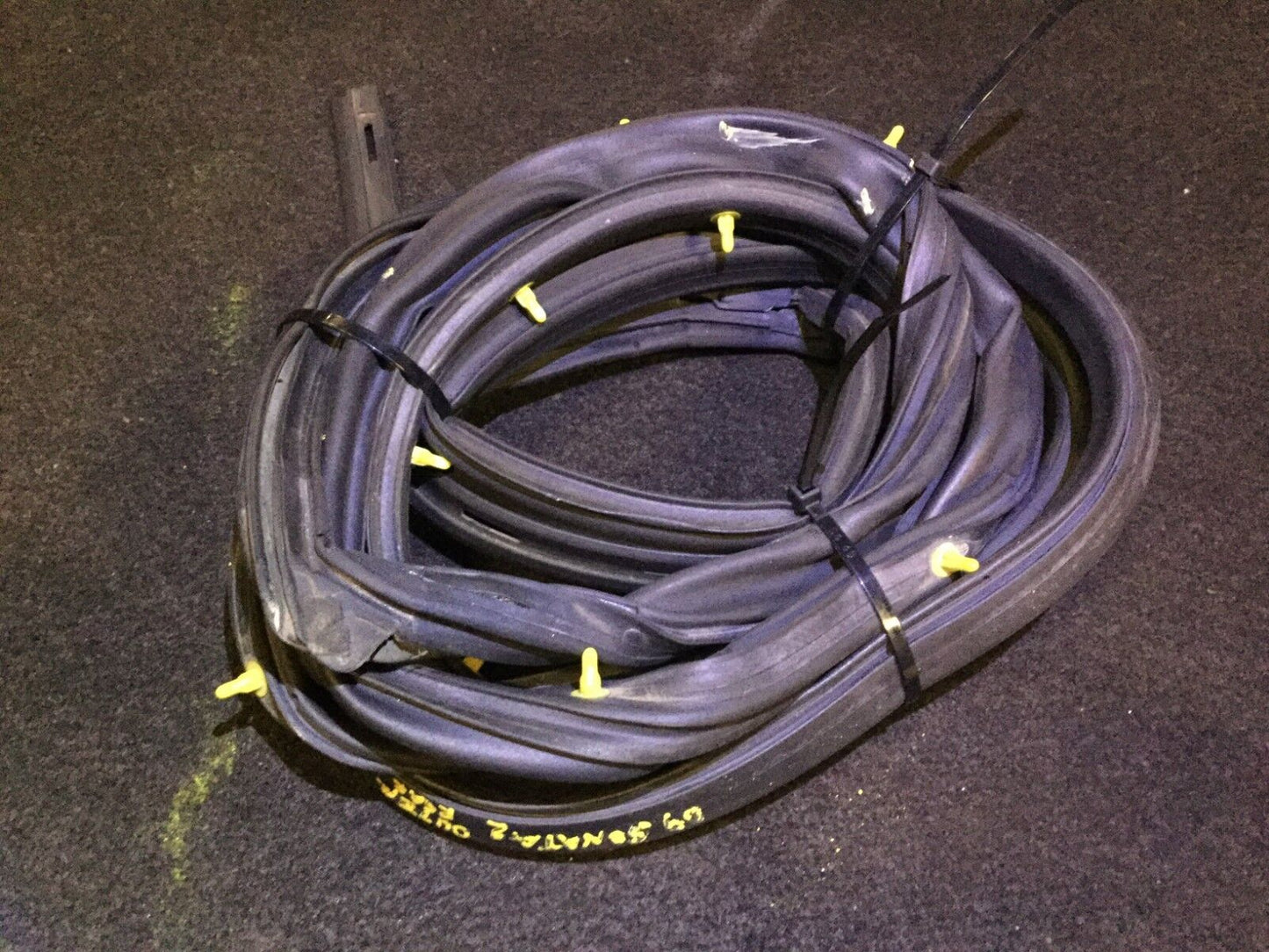 06 07 08 09 10 Hyundai Sonata Rear Right Door Outer Weatherstrip Seal OEM D12