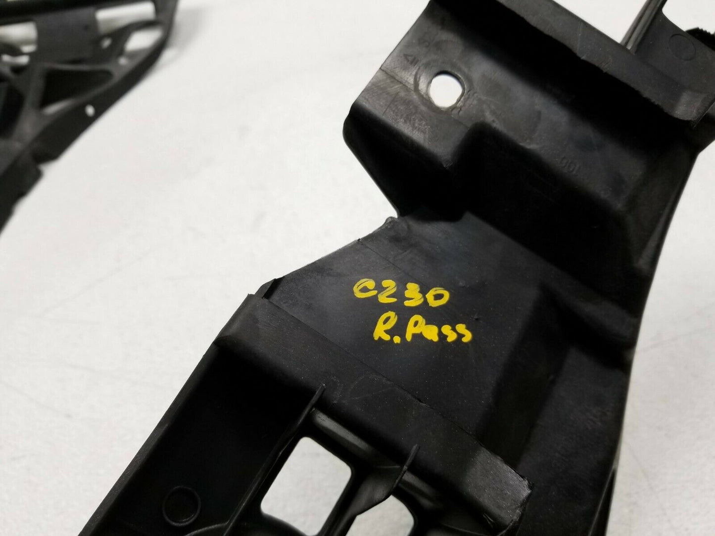 02 03 04 05 06 Mercedes Benz W203 C230 Coupe Rear Bumper Guide Bracket 2pcs OEM