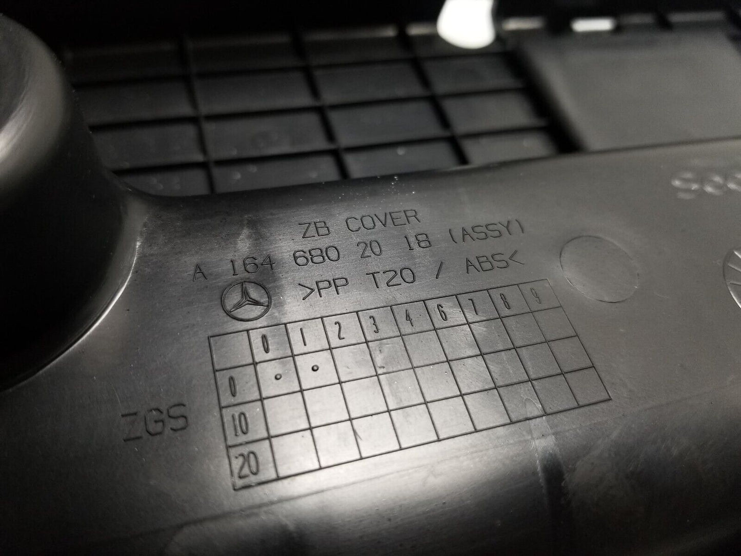 06 07 08 09 10 11 Mercedes Ml500 Front Floor Cover Trim Right Passenger Side OEM