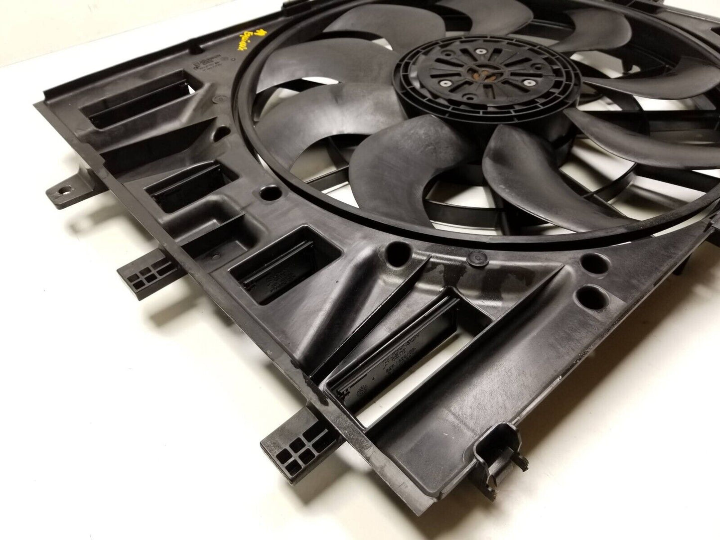 18 19 20 21 Chevrolet Equinox Radiator Cooling Fan 1.5l OEM *shroud Has Damage*