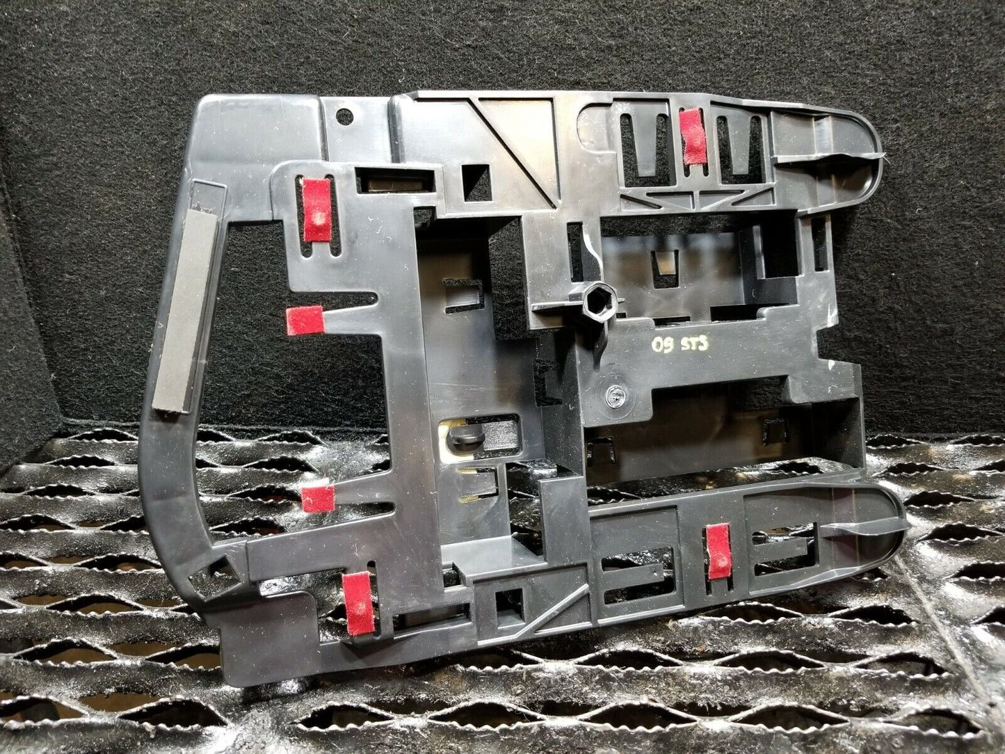 05 06 07 08 09 10 Cadillac STS Electrical Mount Bracket Holder 15253256 OEM