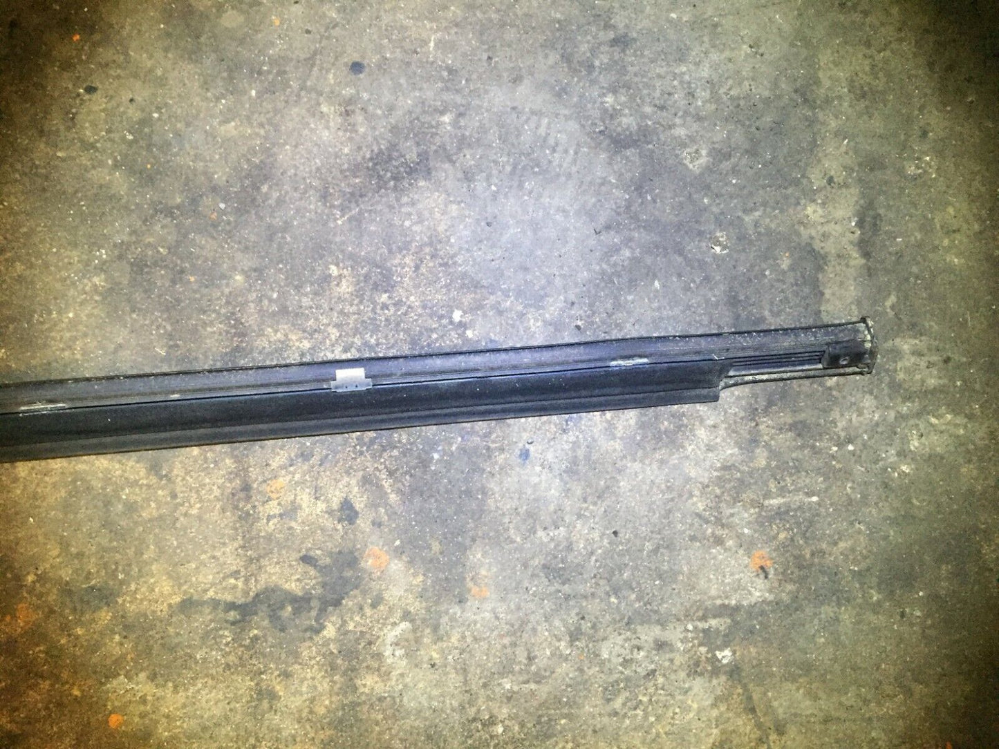 99 00 01 02 03 Mercedes W163 Front Driver Side Door Window Glass Molding OEM D34