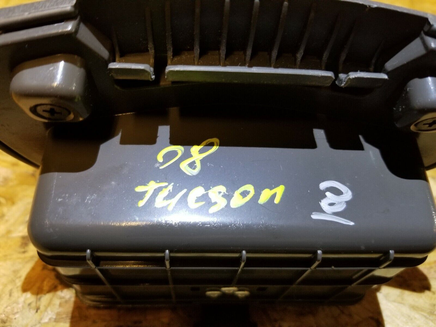 07 08 09 Hyundai Tucson Rear Center Console Lid / Compartment OEM 89k