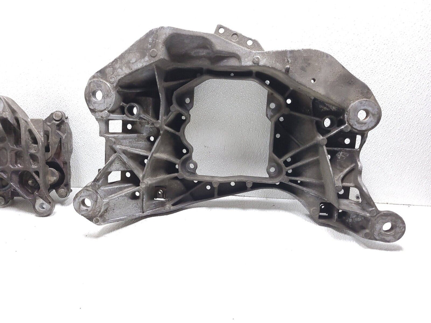12 13 14 15 16 17 Audi A7 Automatic Transmission Crossmember Mount Bracket OEM