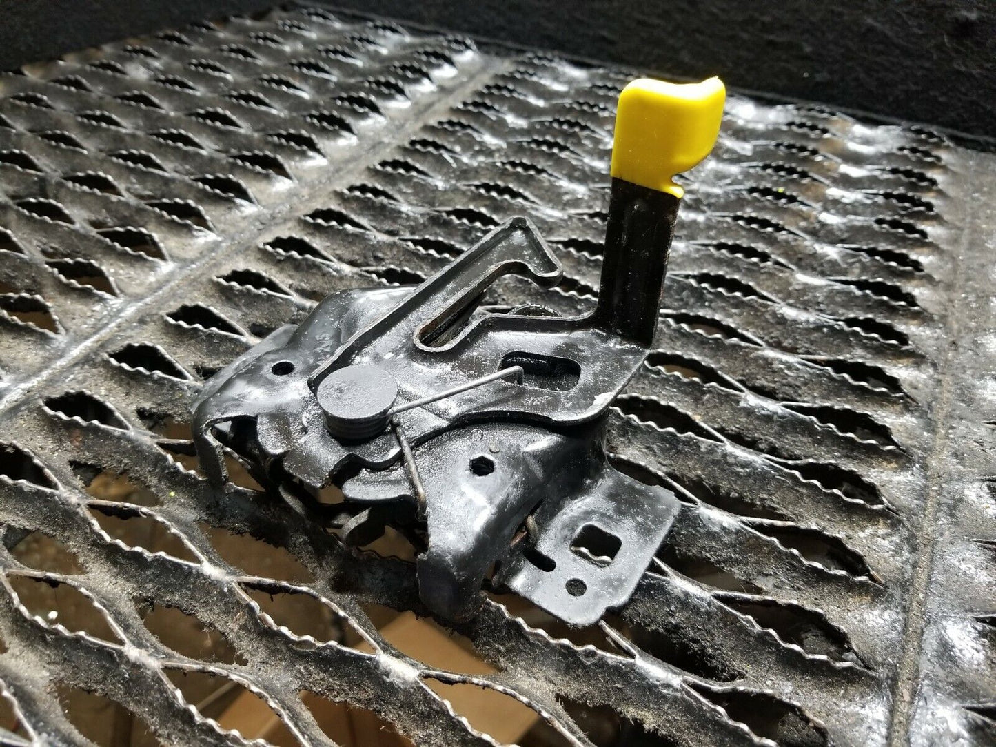 05 06 07 08 09 Ford Mustang Cabrio Hood Lock Latch Actuator OEM 44k