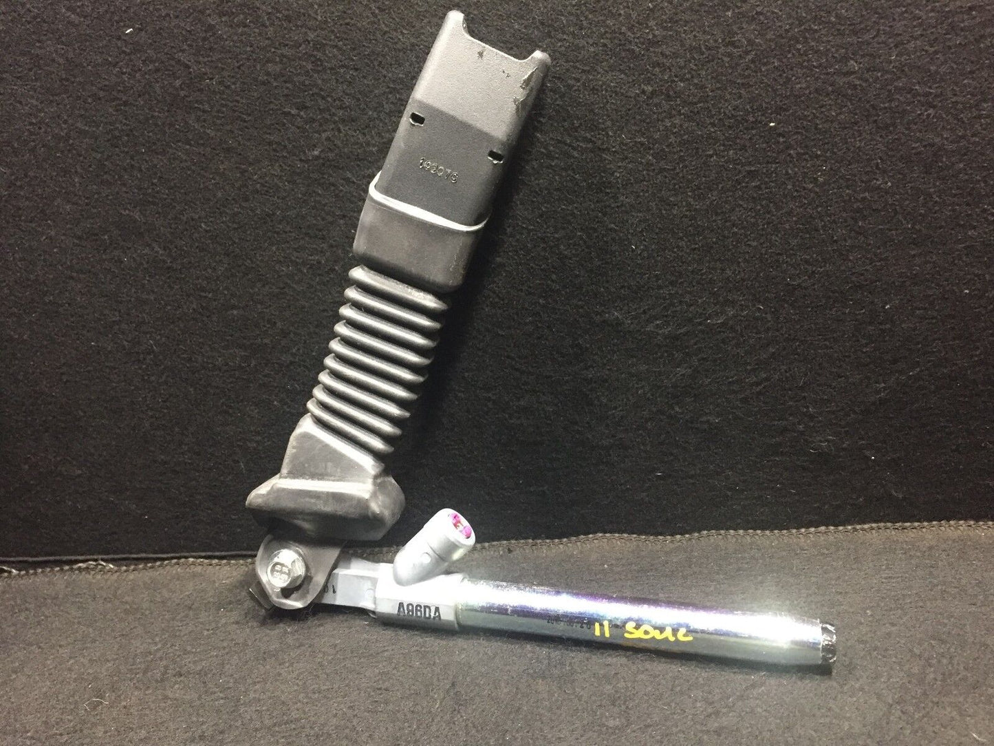 2010 2011 Kia Soul Front Right Seat Belt Buckle OEM A1