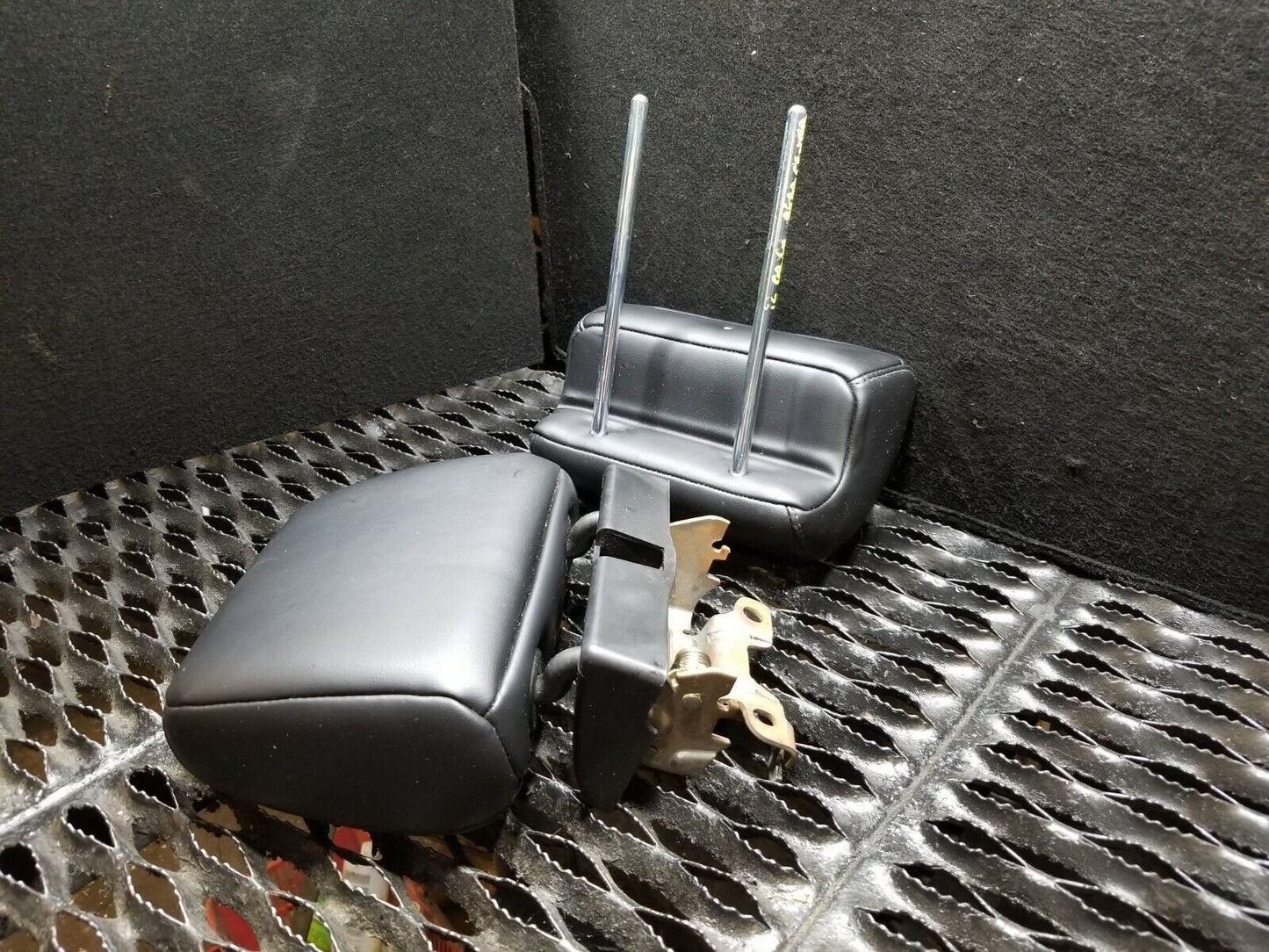 11 12 13 Jeep Grand Cherokee Rear Left Driver Side Seat Headrest 2pcs OEM