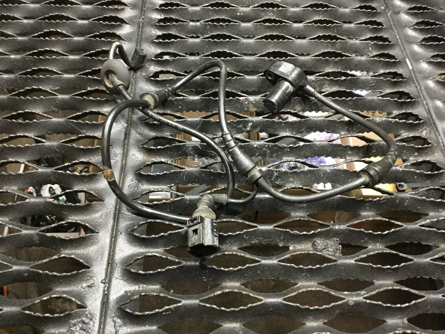 03 04 05 06 Audi A4 AWD Front Right ABS Anti Lock Brake System Speed Sensor OEM