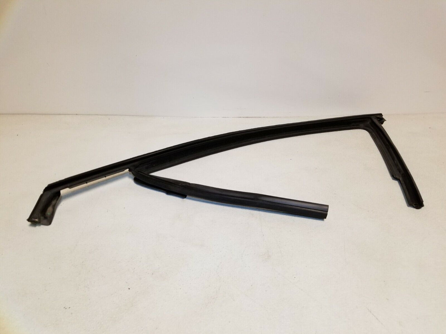 13 14 15 16  Dodge Dart Front Left Driver Door Run Glass Weather Strip OEM 76k