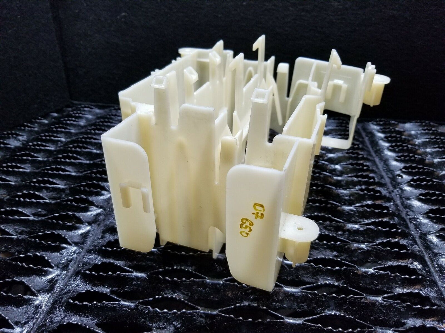 06 07 08 09 10 BMW 650i E63 Front Fuse Box Module Bracket Holder 7520900 OEM