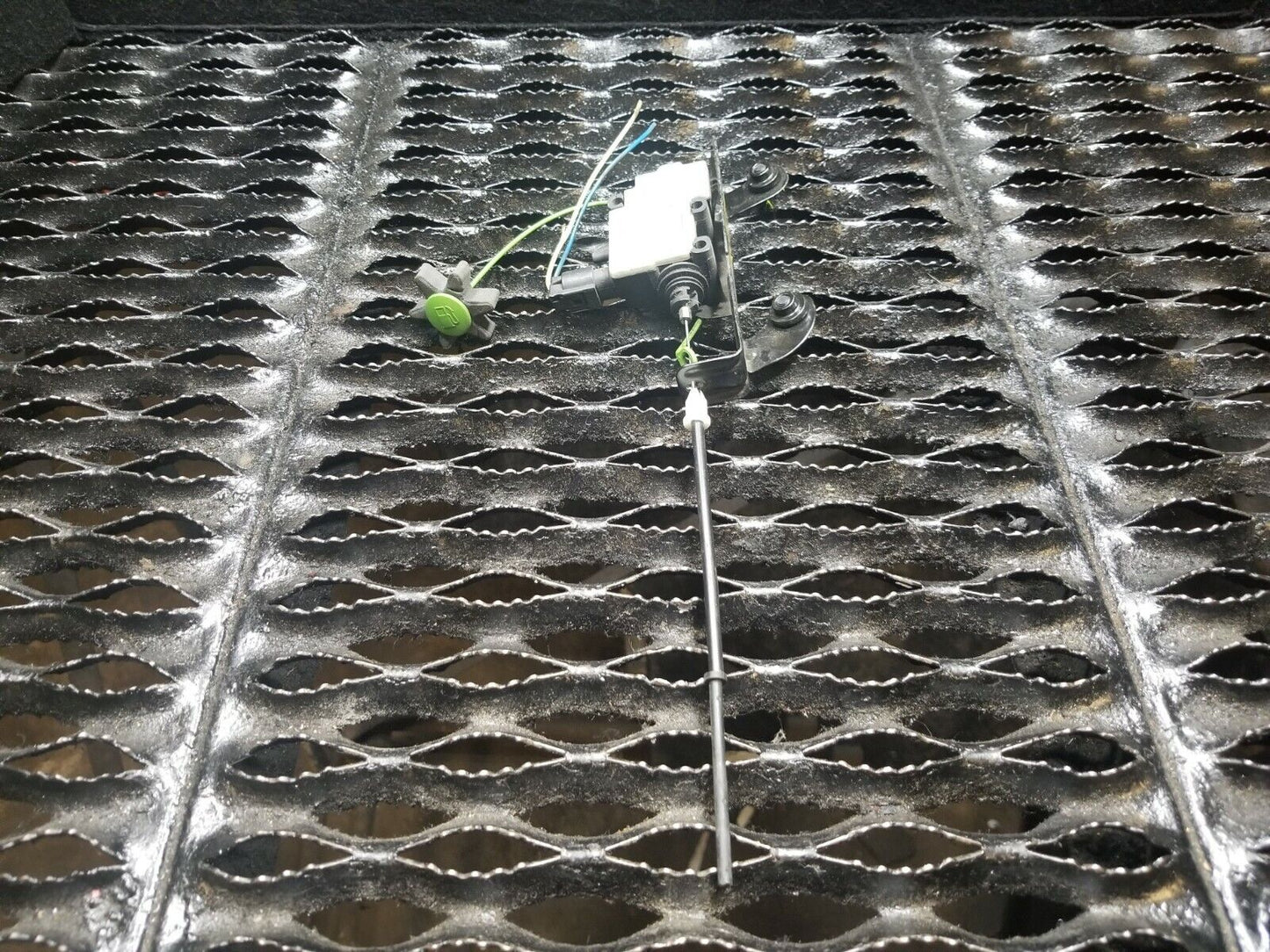 2006 2009 BMW 5er E60 525i 530i Fuel Tank Door Actuator Motor OEM