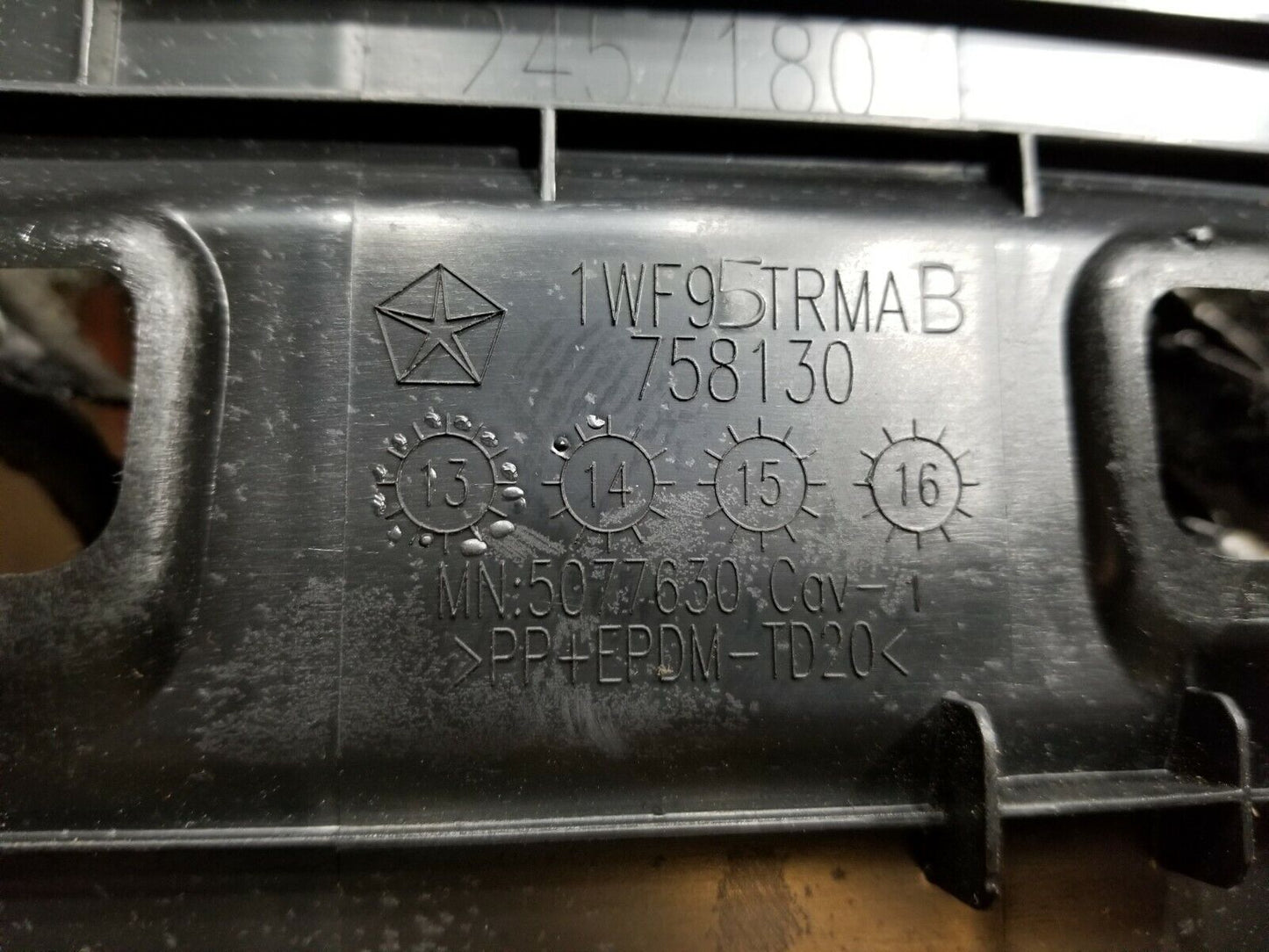 14 15 16 17 Jeep Cherokee Dash Upper Defroster Air Vent Trim OEM