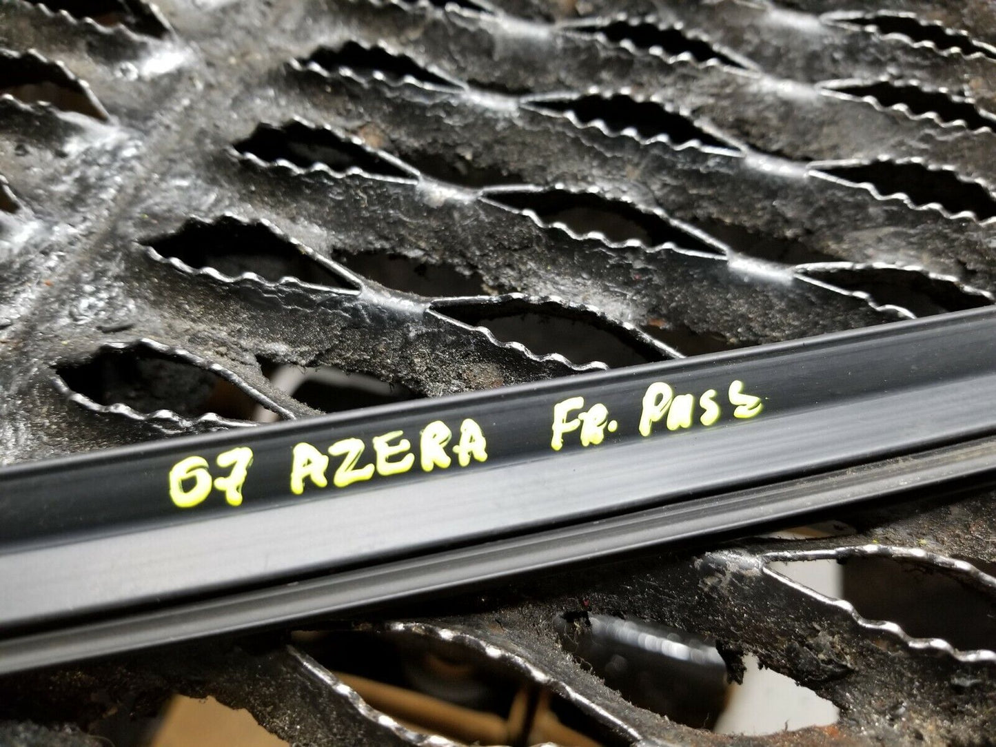 06 07 08 09 10 11 Hyundai Azera Front Right Pass Side Door Weaterstrip Seal OEM