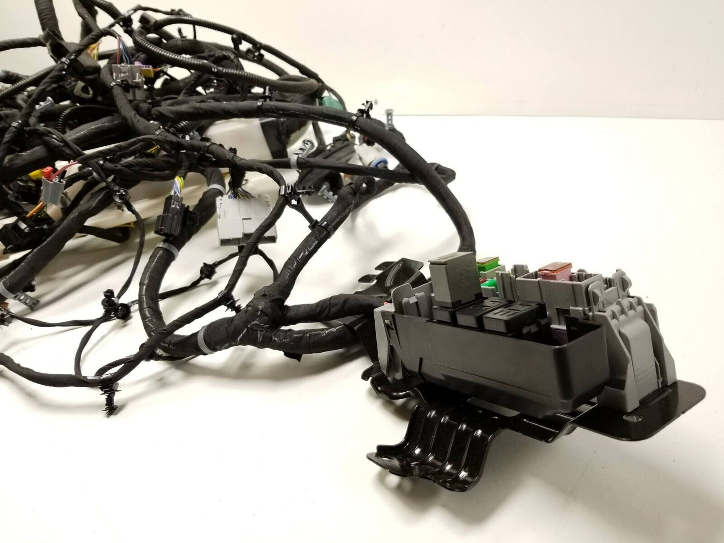 18 19 Chevrolet Equinox Engine Wire Harness W/ Fuse Box 1.5l AWD OEM